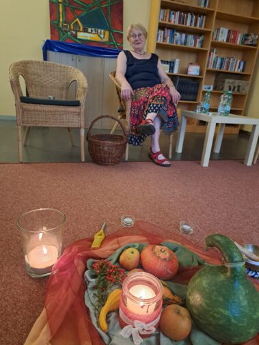 Foto: die Moderatorin des Abend unsere Ehrenamtliche Margot Wicharz